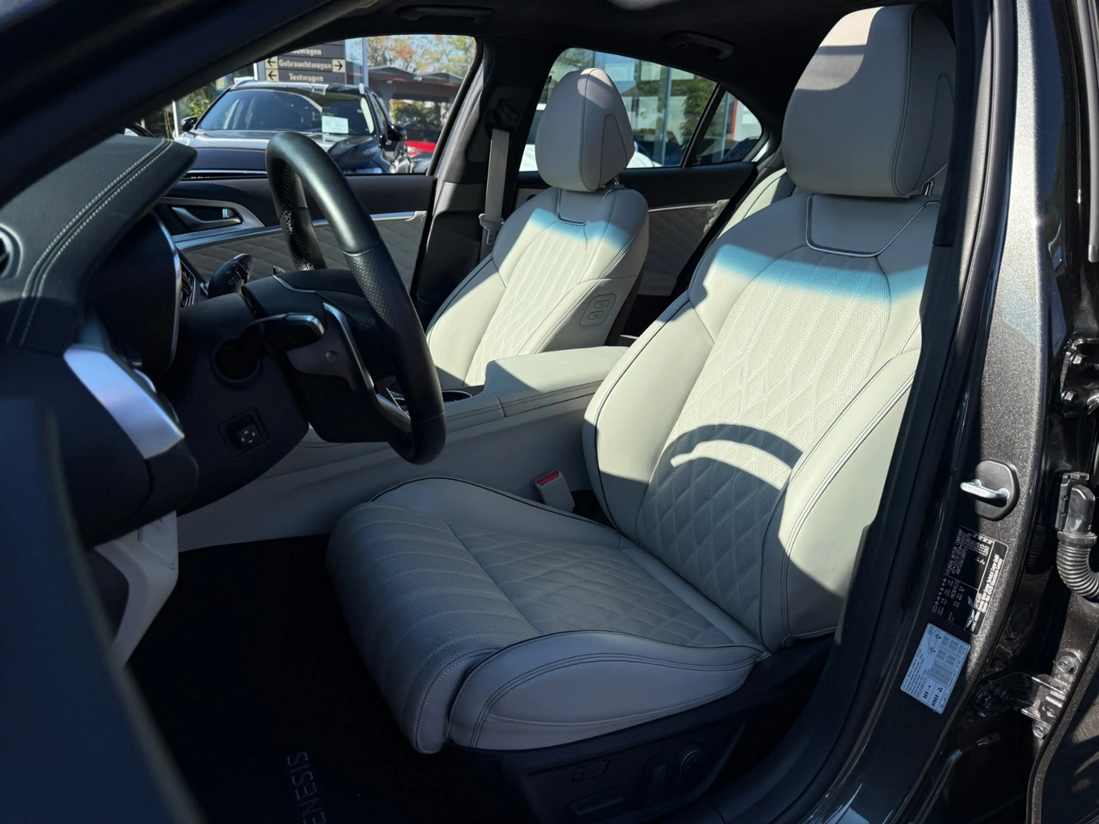 Genesis G70 Shooting Brake Luxury AWD PANO 360° HUD — photo 15