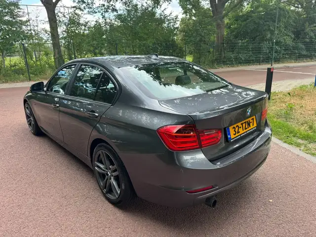 BMW 3 Series view 4