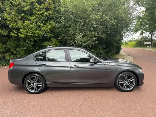 BMW 3 Series view 8