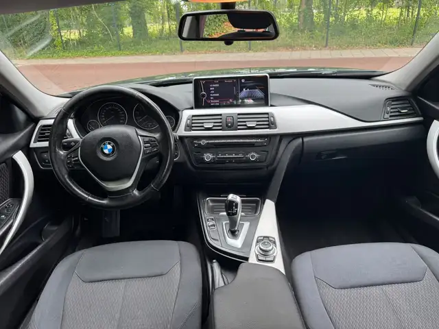 BMW 3 Series view 14