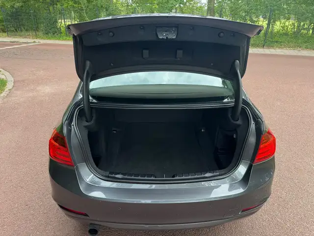 BMW 3 Series view 6