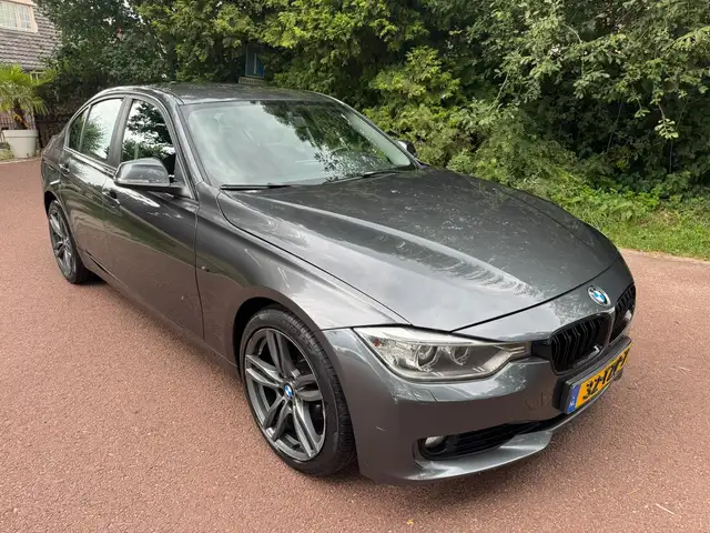 BMW 3 Series view 9