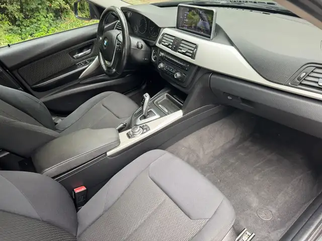 BMW 3 Series view 15