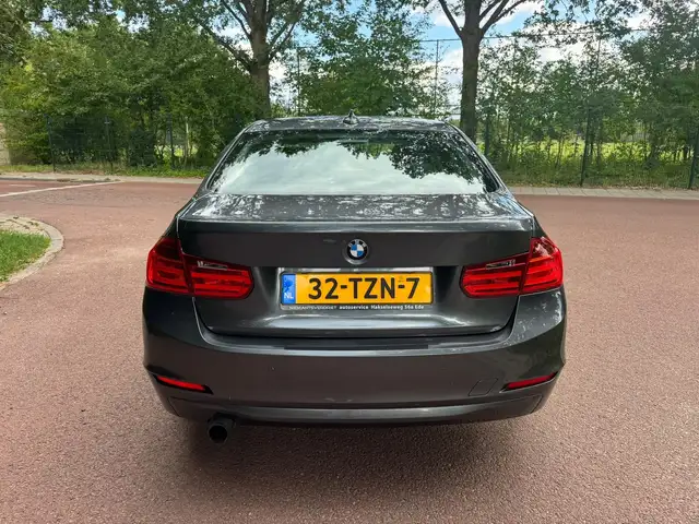 BMW 3 Series view 5