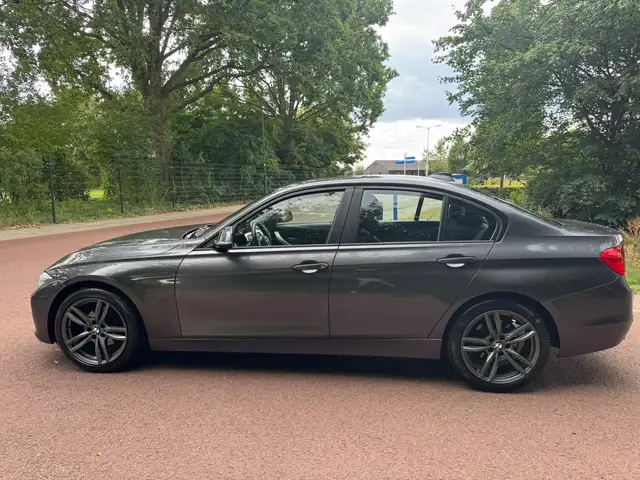 BMW 3 Series view 3