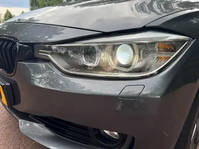 BMW 3 Series view 11