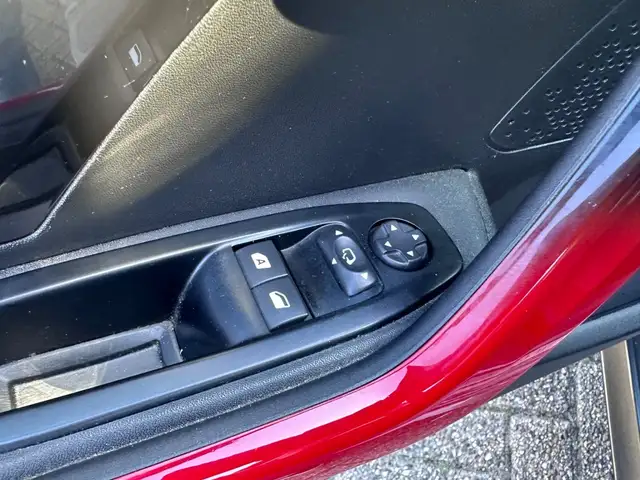 Peugeot 208 view 13