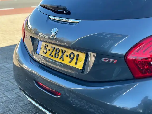 Peugeot 208 view 6