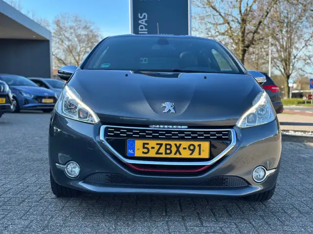 Peugeot 208 view 2