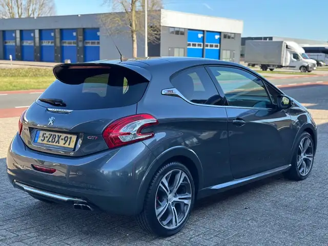 Peugeot 208 view 5
