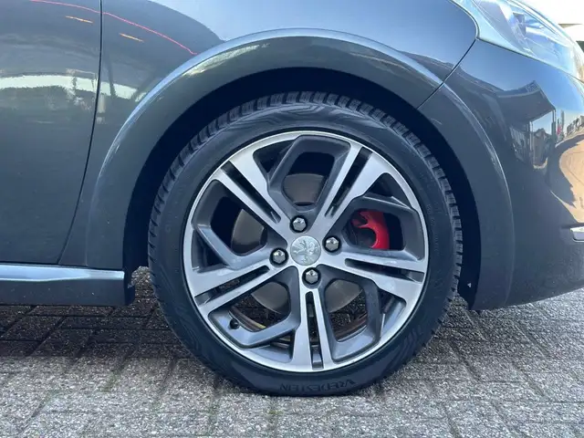 Peugeot 208 view 4
