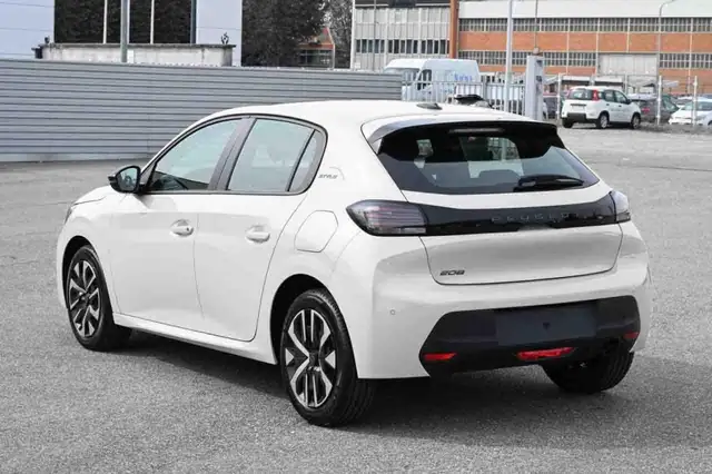 Peugeot 208 view 4
