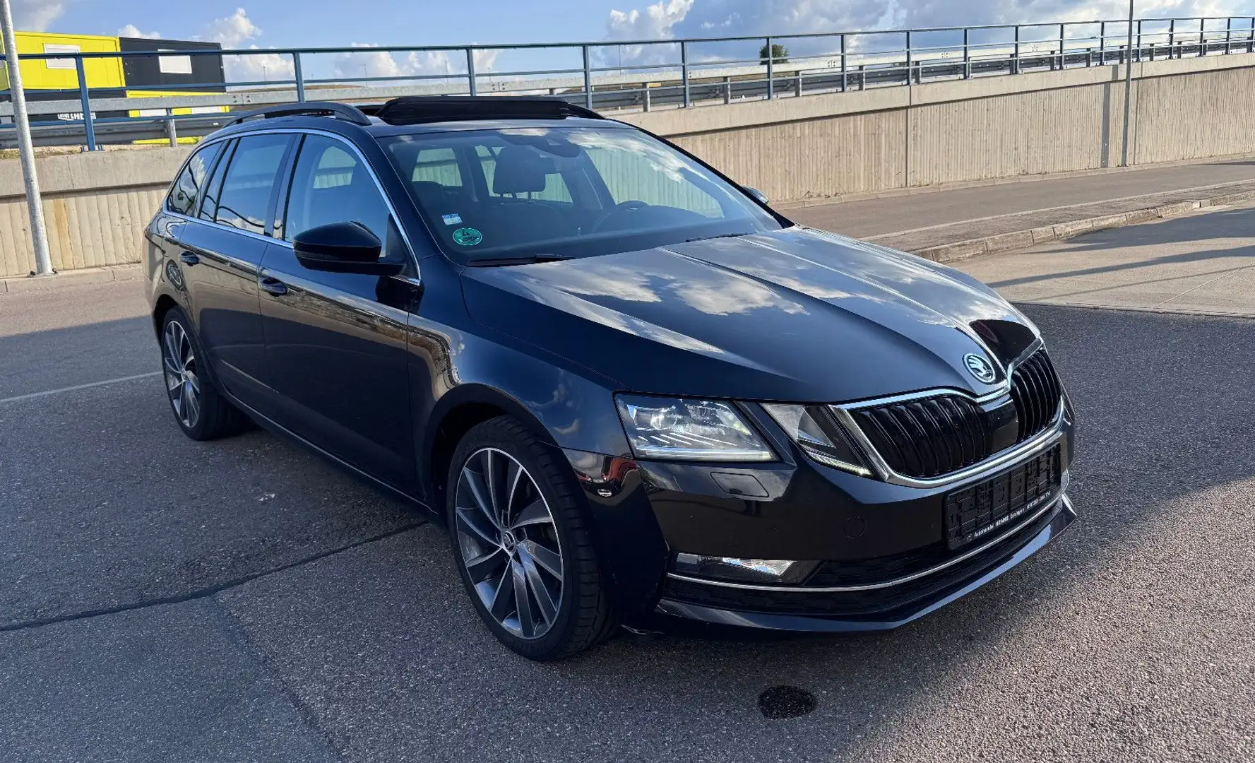 Skoda Octavia Combi L&K 4x4 LED Pano ACC DCC StHz Virt Schwarz - 2