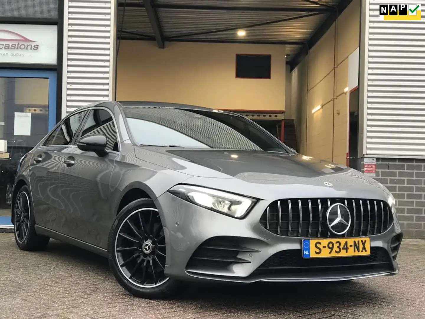 Mercedes-Benz A 220 4MATIC Premium AMG|Sterrenhemel|Navi|Cruise siva - 1