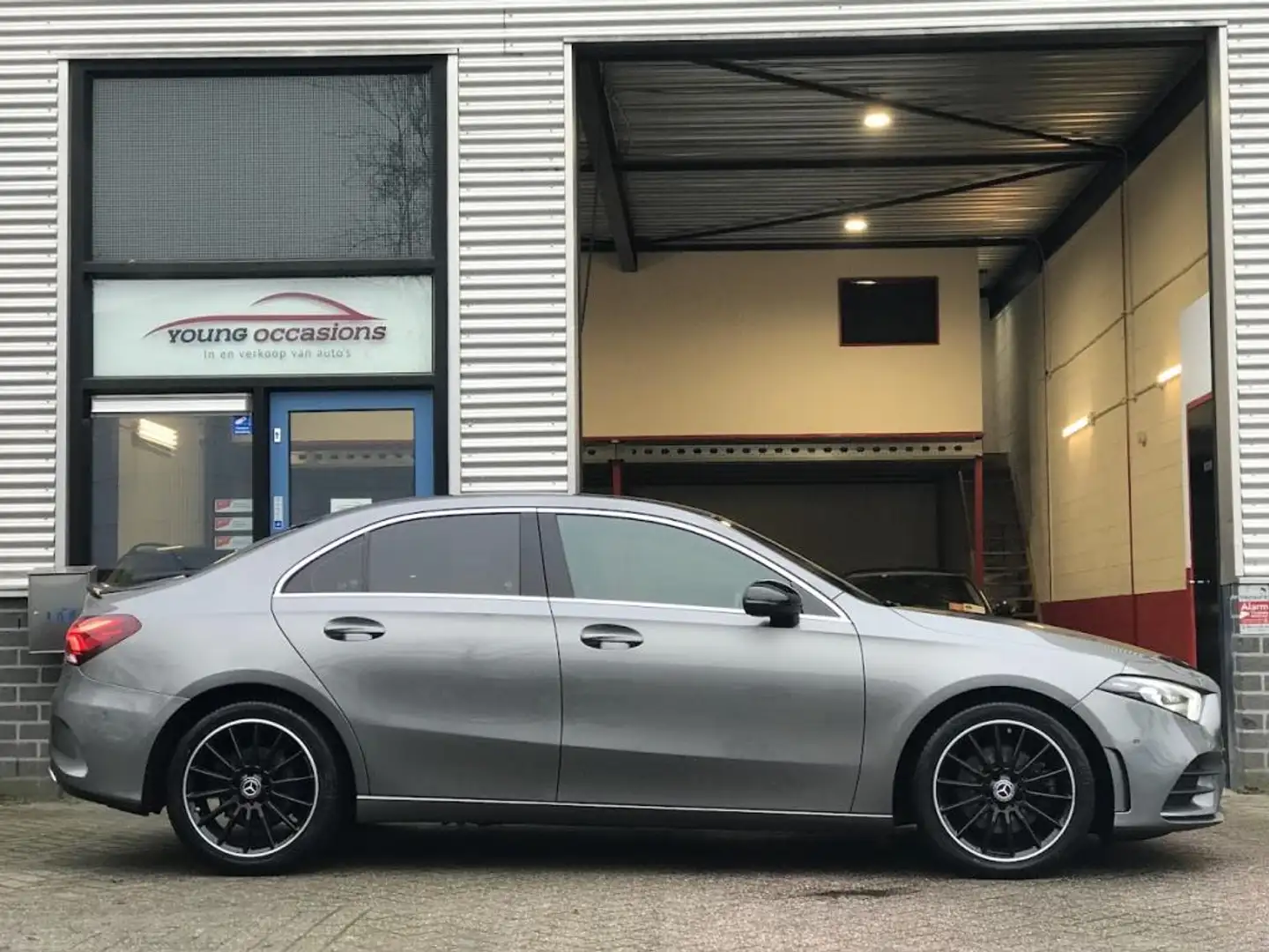 Mercedes-Benz A 220 4MATIC Premium AMG|Sterrenhemel|Navi|Cruise siva - 2