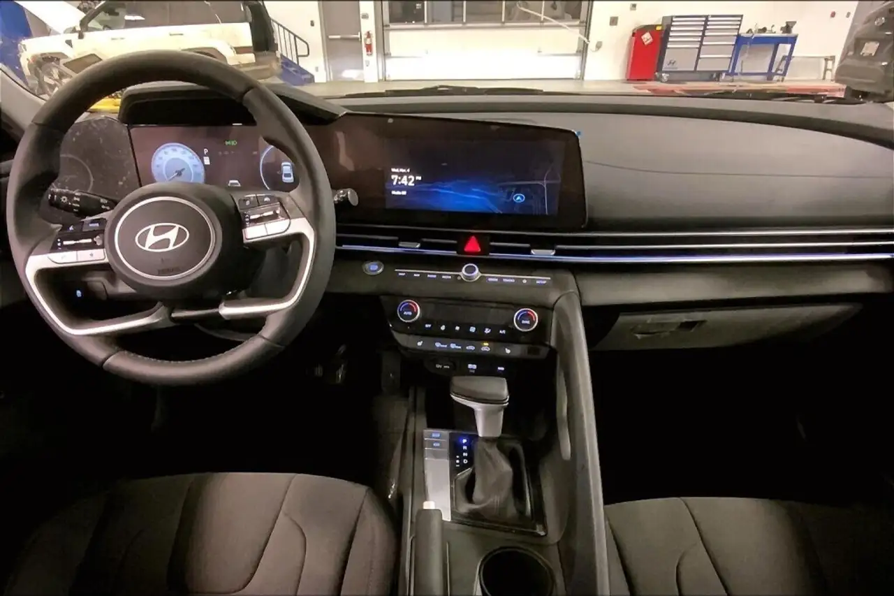 Hyundai ELANTRA снимка Hyundai ELANTRA