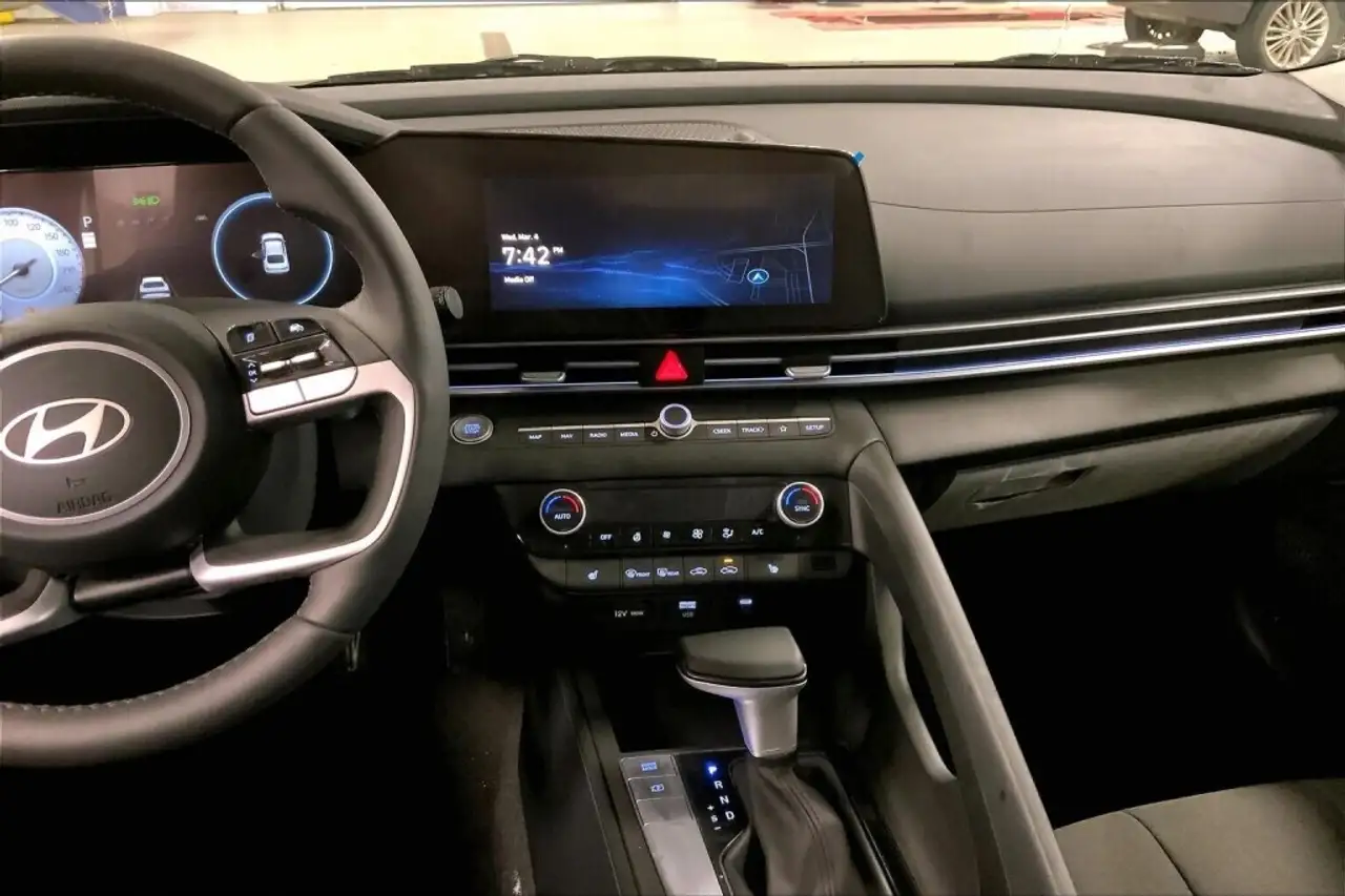 Hyundai ELANTRA снимка Hyundai ELANTRA