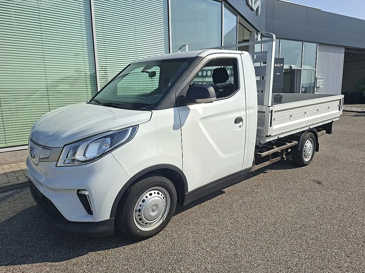 Maxus eDeliver 3 50kWh L2 Pritsche Weiß - 1