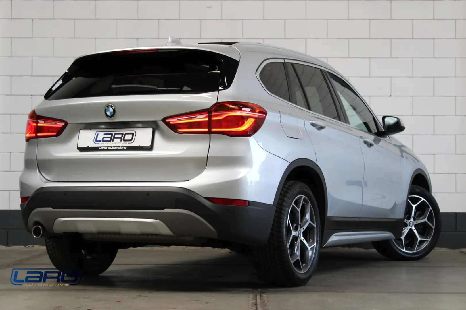 BMW X1 SDrive18i xLine Automaat | Pano Leer Camera Stoelv Gris - 2