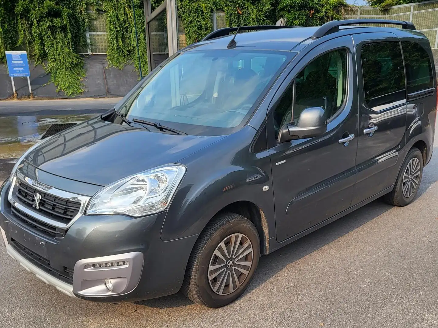 Peugeot Partner Tepee 1.2 PureTech Active S Grijs - 1