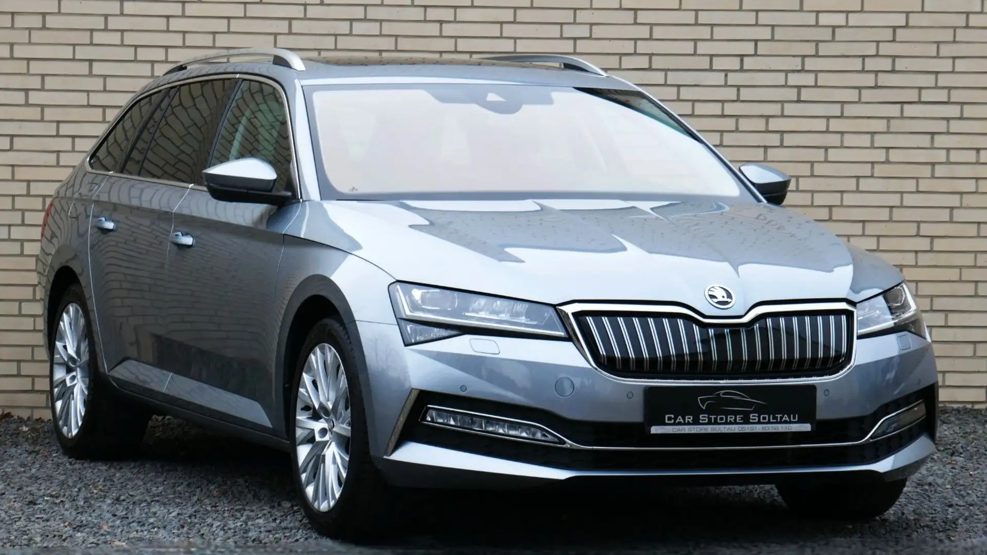 Skoda Superb iV Alcantara Pano 360Cam V-LED Canton AHK Grau - 2