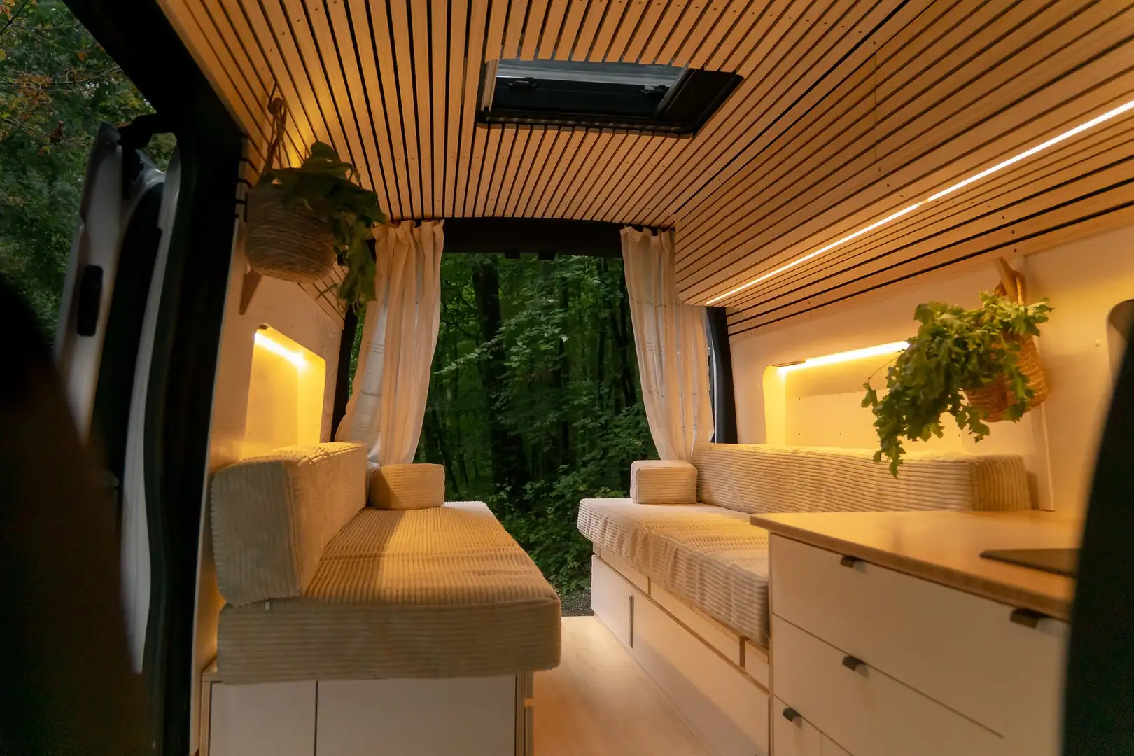 Ford Transit "ZAZU" von Road Birds Manufaktur Weiß - 1