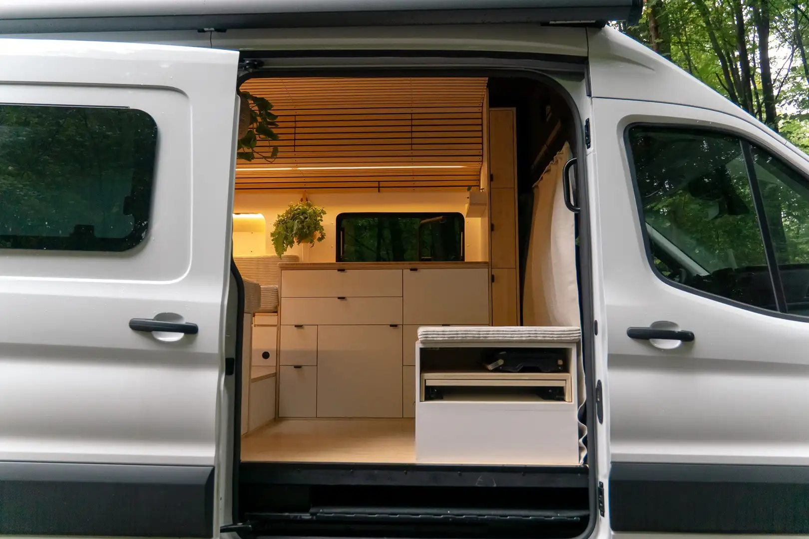 Ford Transit "ZAZU" von Road Birds Manufaktur Weiß - 2