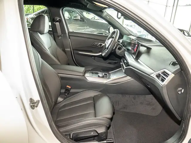 BMW 3 Series view 4