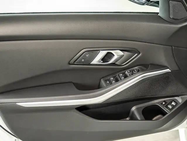 BMW 3 Series view 15