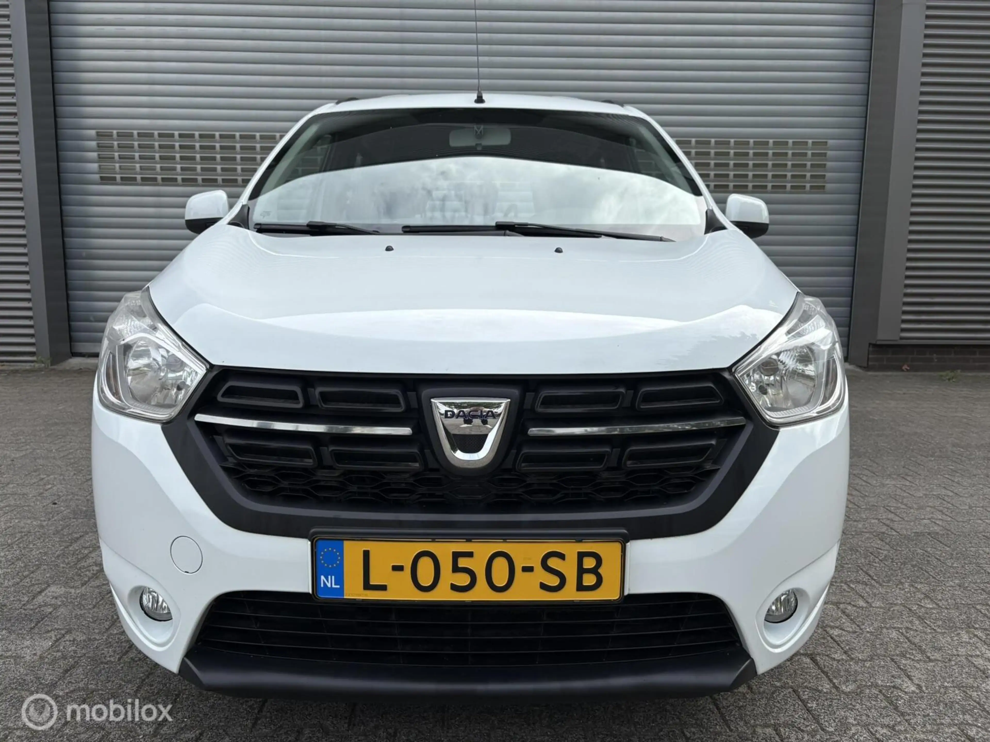 Dacia Lodgy 1.2 TCe *CRUISE*NAVI*P-SENSOREN*ISOFIX — photo 2