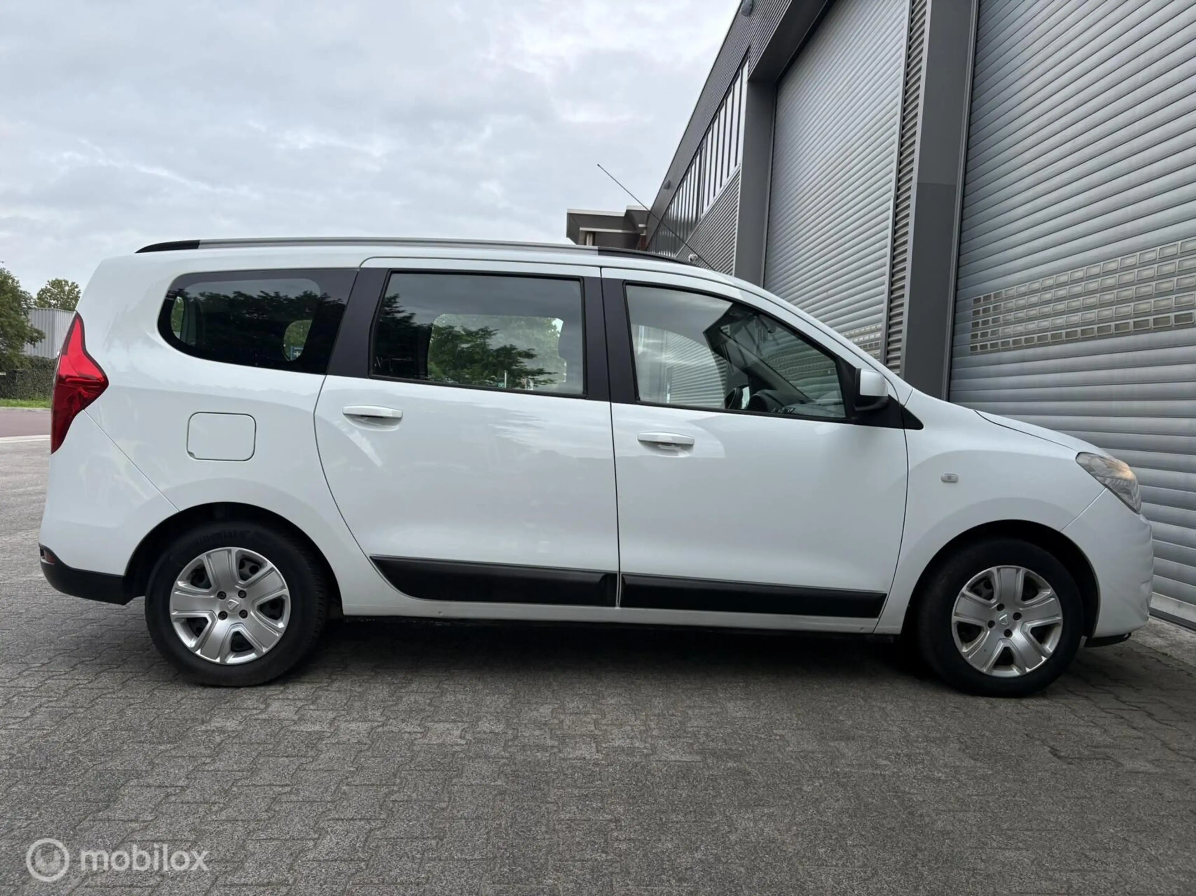 Dacia Lodgy 1.2 TCe *CRUISE*NAVI*P-SENSOREN*ISOFIX — photo 8
