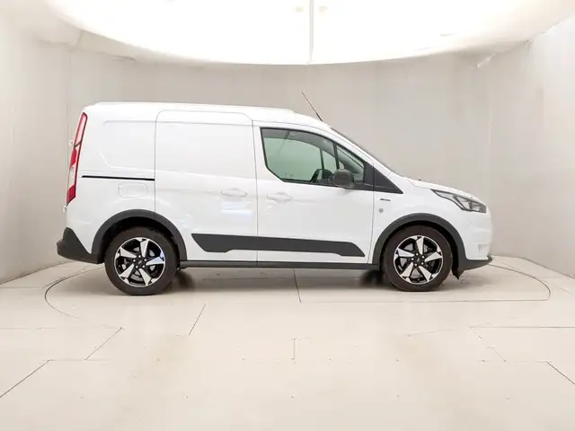 Ford Transit Connect view 3
