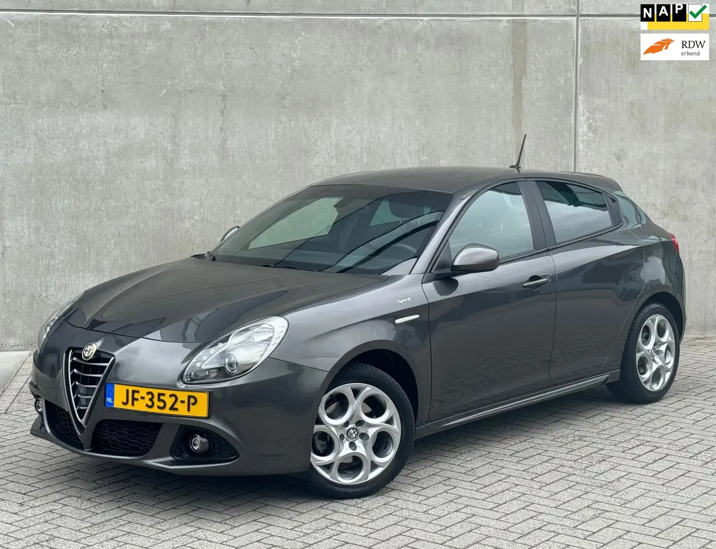 Alfa Romeo Giulietta 1.4 Turbo 170pk AUT Multi AIR 2016 NAP Grijs - 1