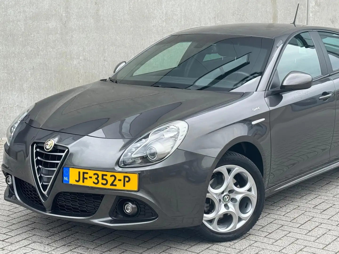 Alfa Romeo Giulietta 1.4 Turbo 170pk AUT Multi AIR 2016 NAP Grijs - 2