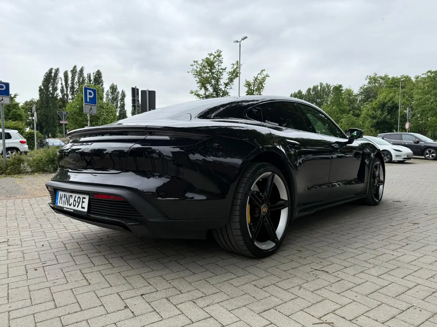 Porsche Taycan Taycan Turbo S *GARANTIE* *BOSE* Schwarz - 2