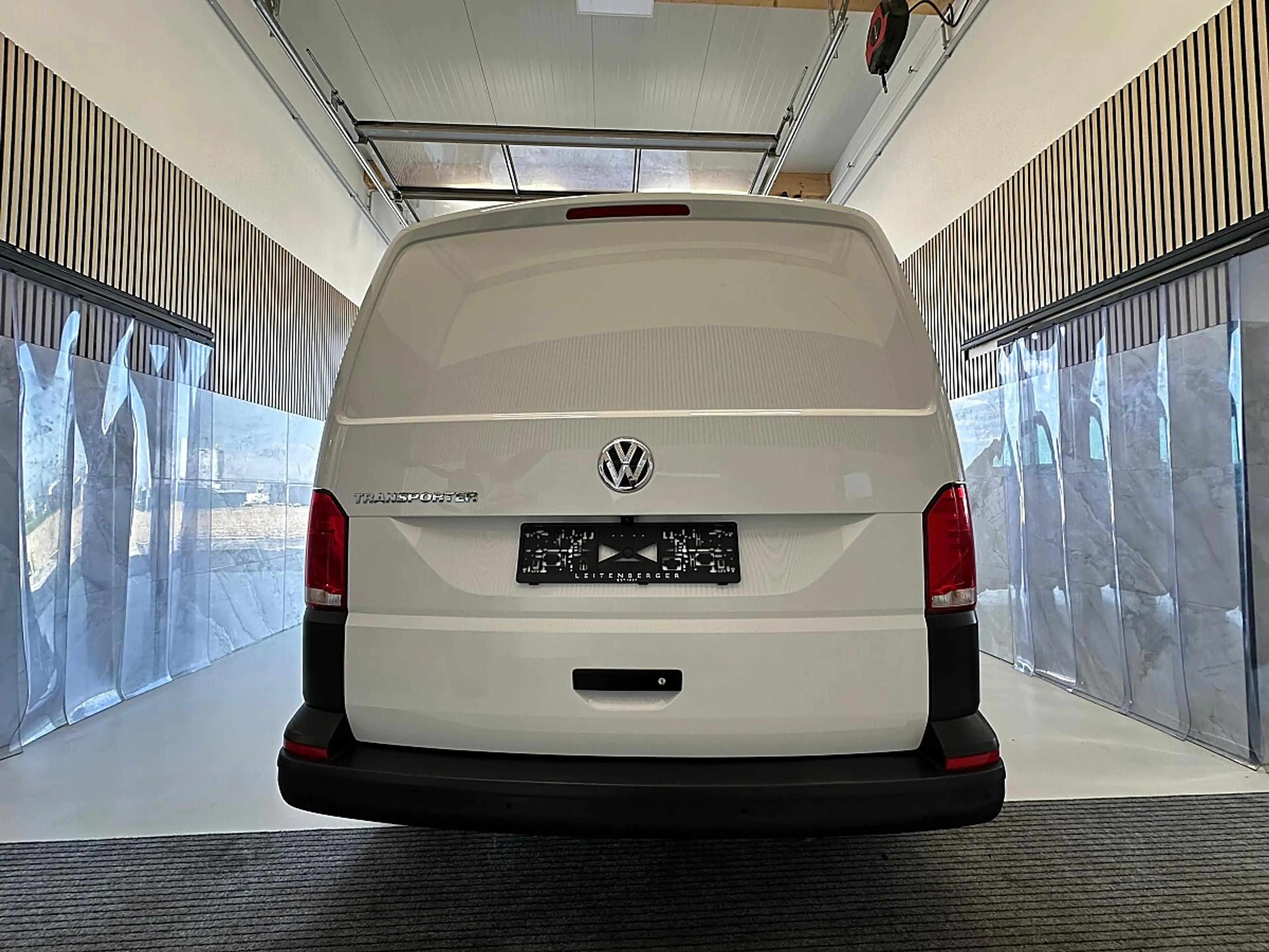 Volkswagen T6.1 Transporter LR 2,0 TDI BMT DSG — photo 15