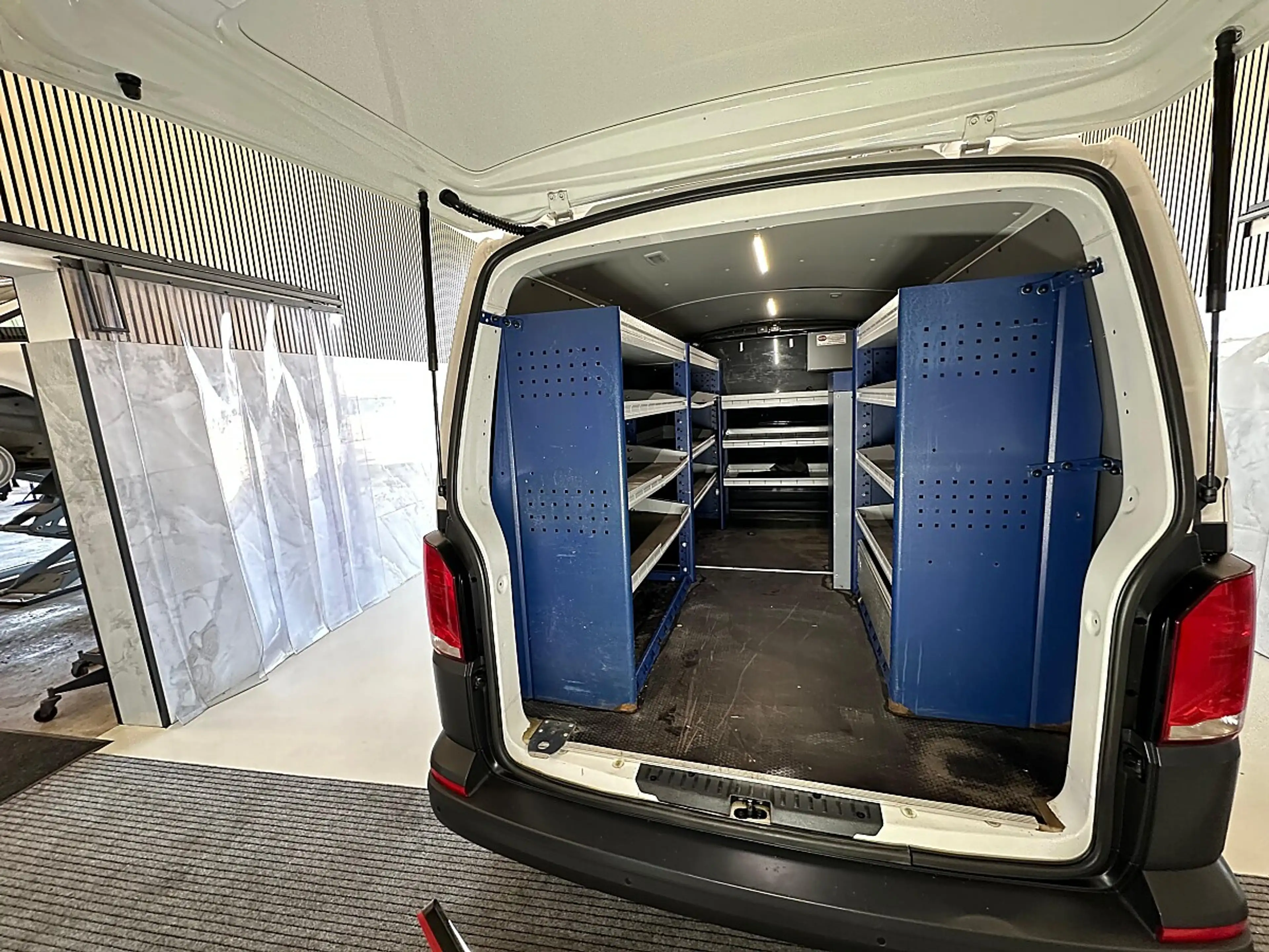 Volkswagen T6.1 Transporter LR 2,0 TDI BMT DSG — photo 13