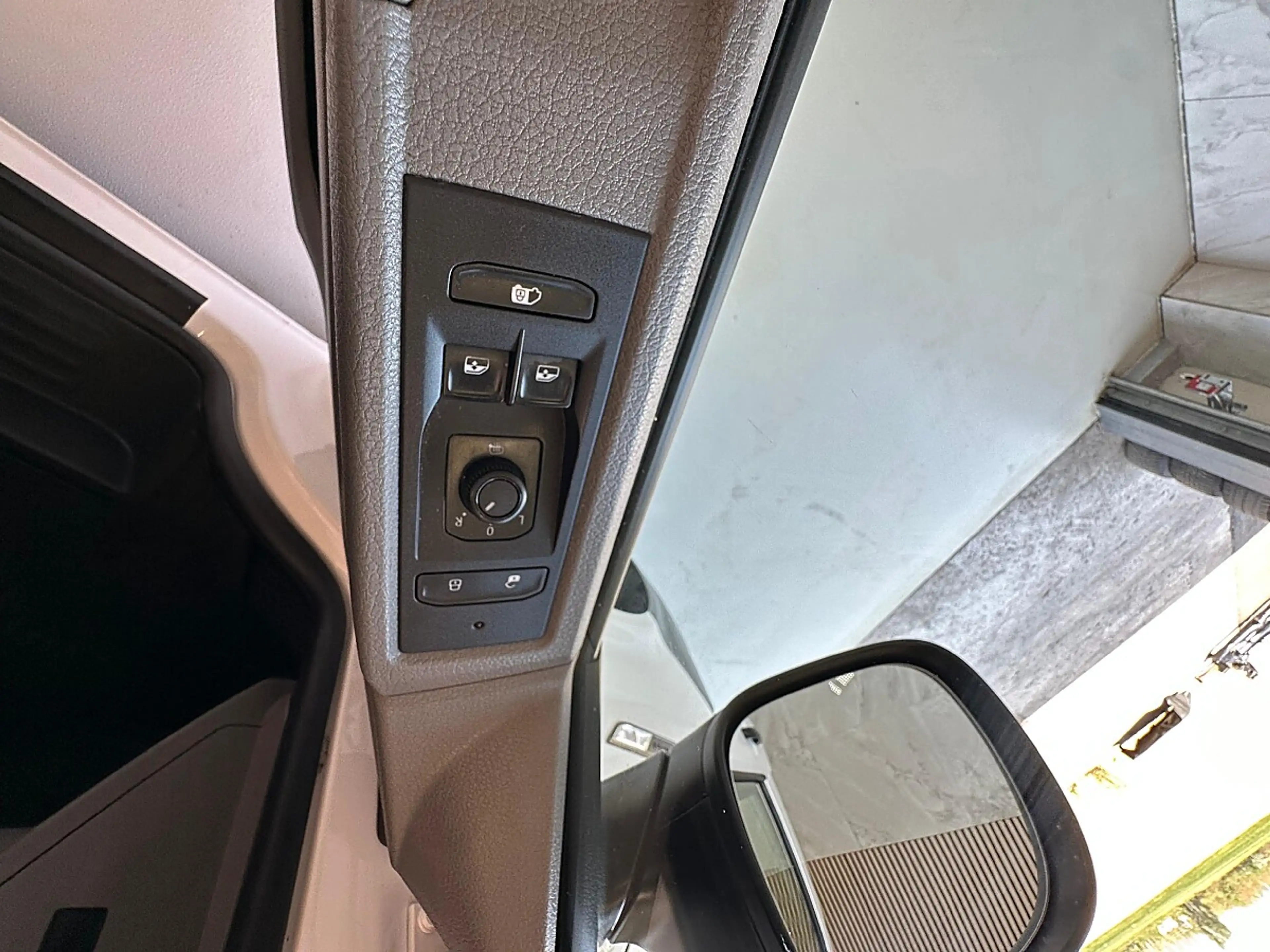 Volkswagen T6.1 Transporter LR 2,0 TDI BMT DSG — photo 14