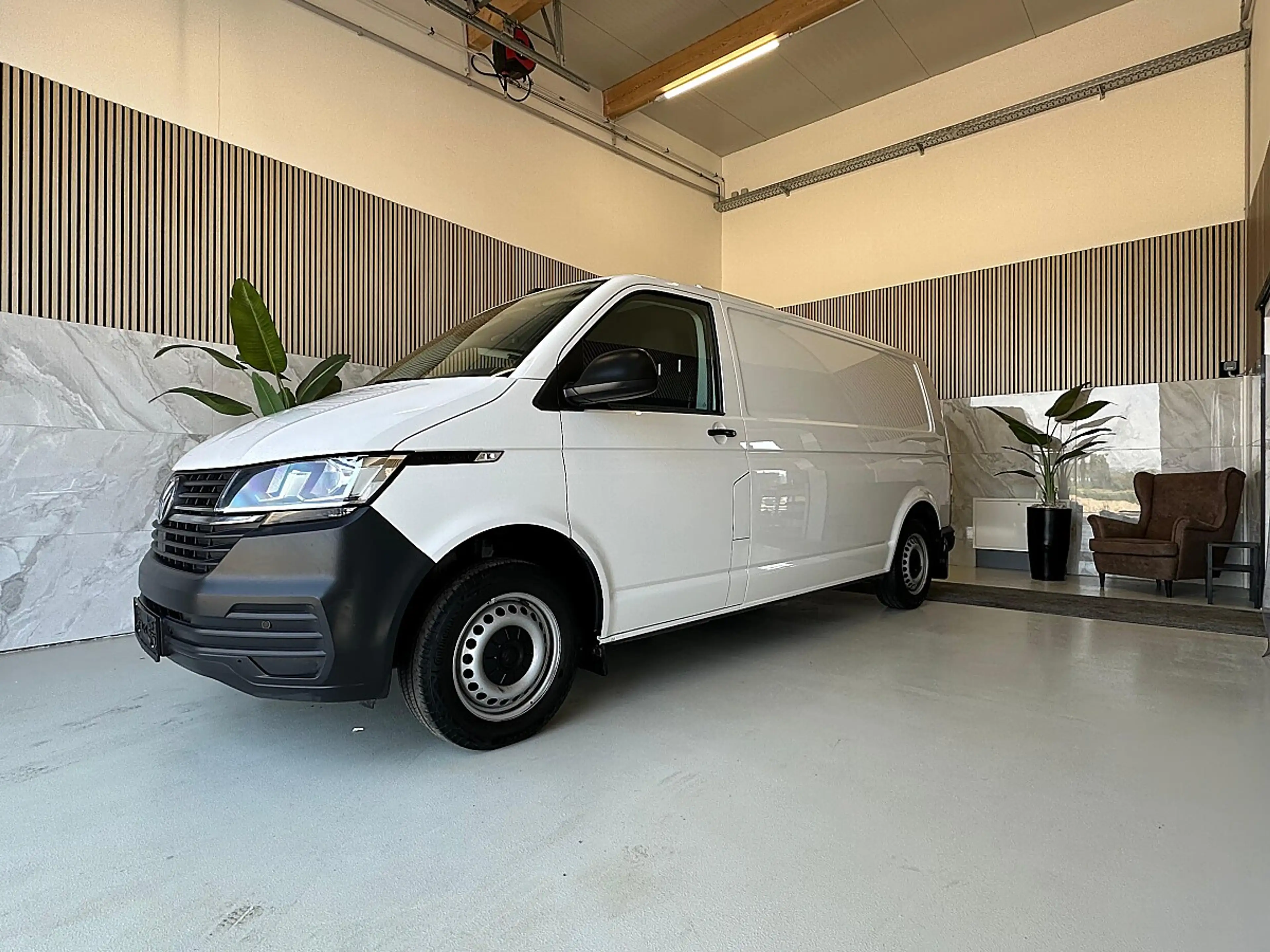 Volkswagen T6.1 Transporter LR 2,0 TDI BMT DSG — photo 2
