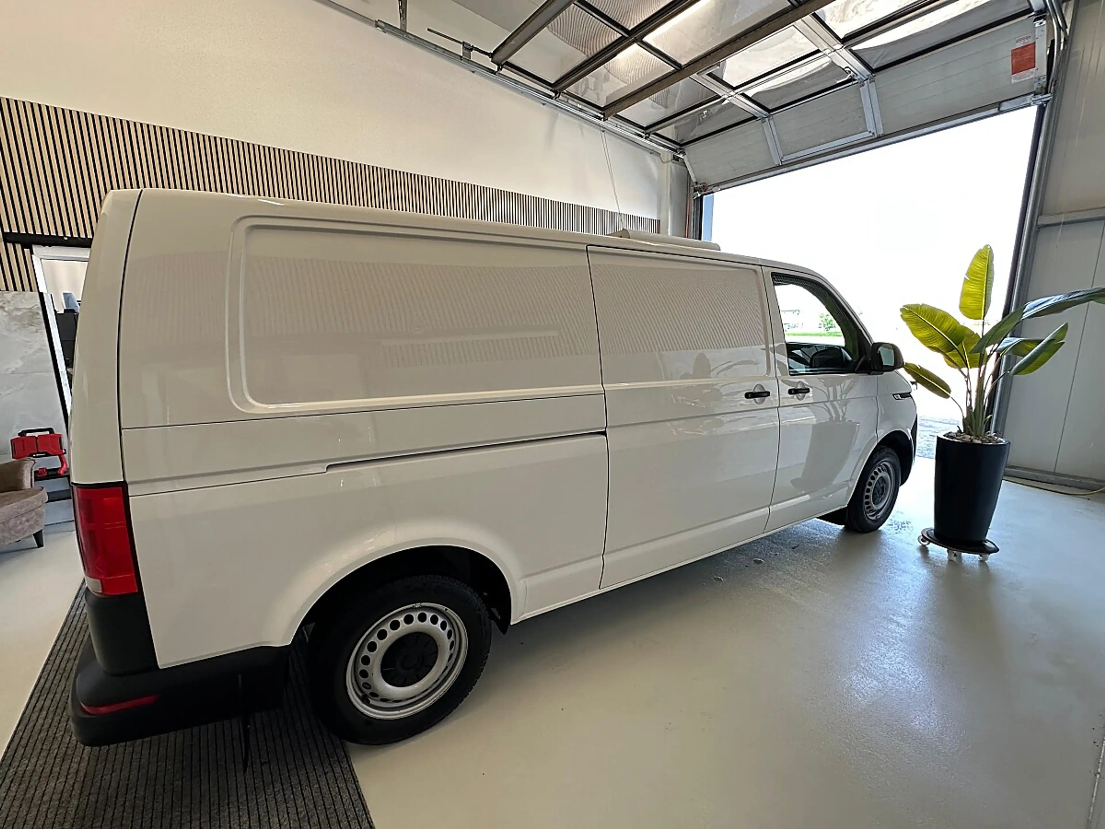 Volkswagen T6.1 Transporter LR 2,0 TDI BMT DSG — photo 6