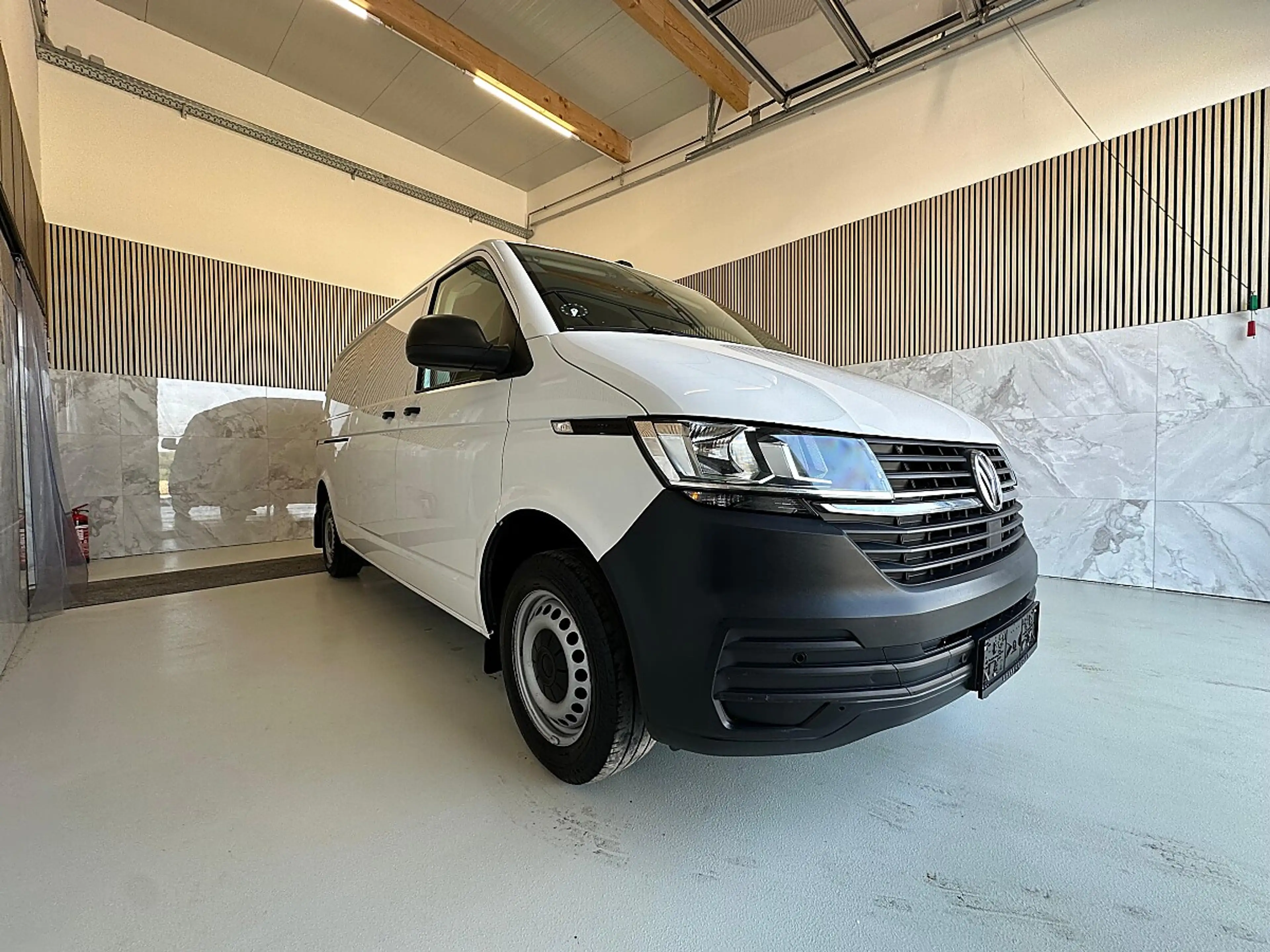 Volkswagen T6.1 Transporter LR 2,0 TDI BMT DSG — photo 3