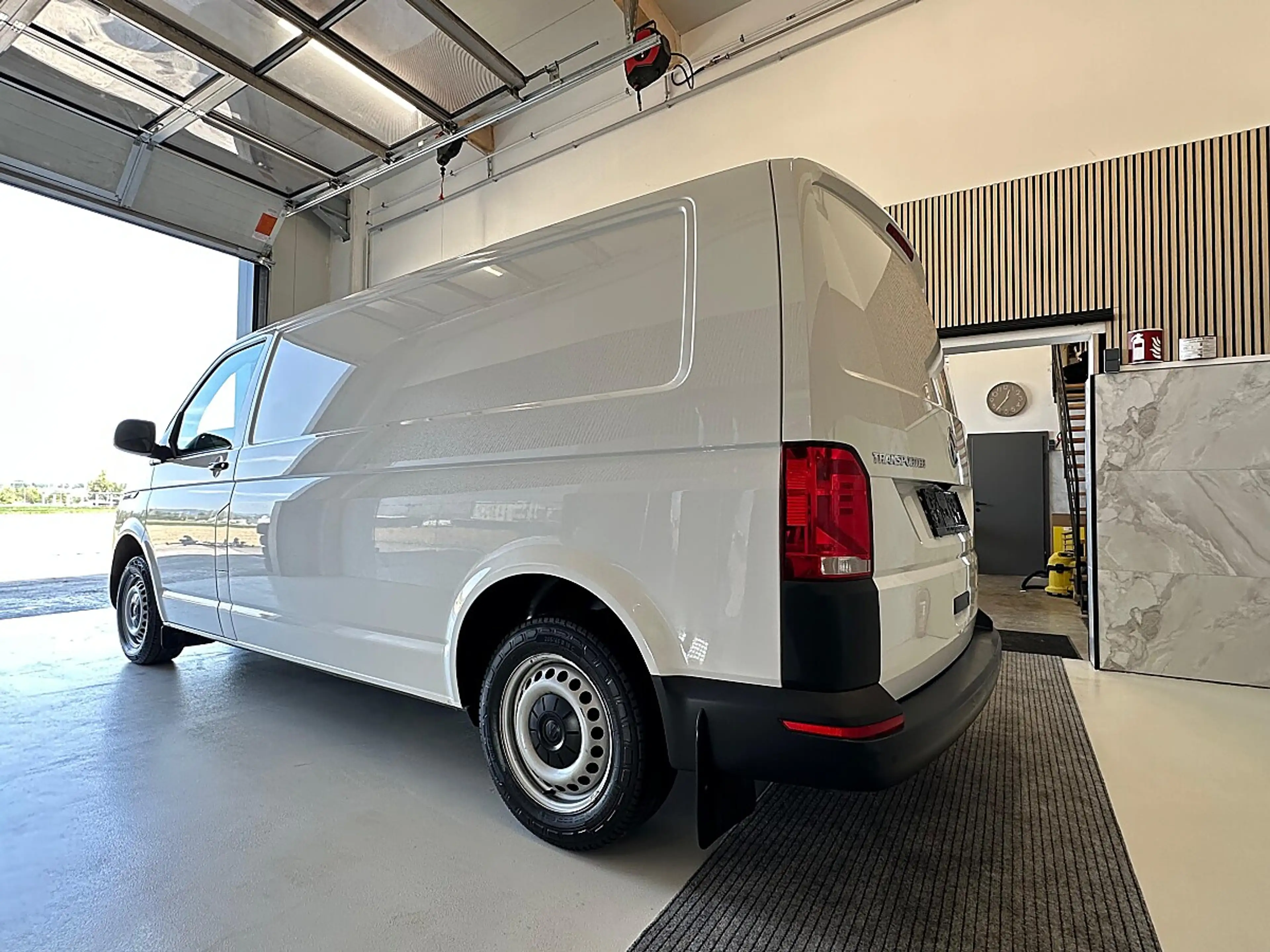 Volkswagen T6.1 Transporter LR 2,0 TDI BMT DSG — photo 4