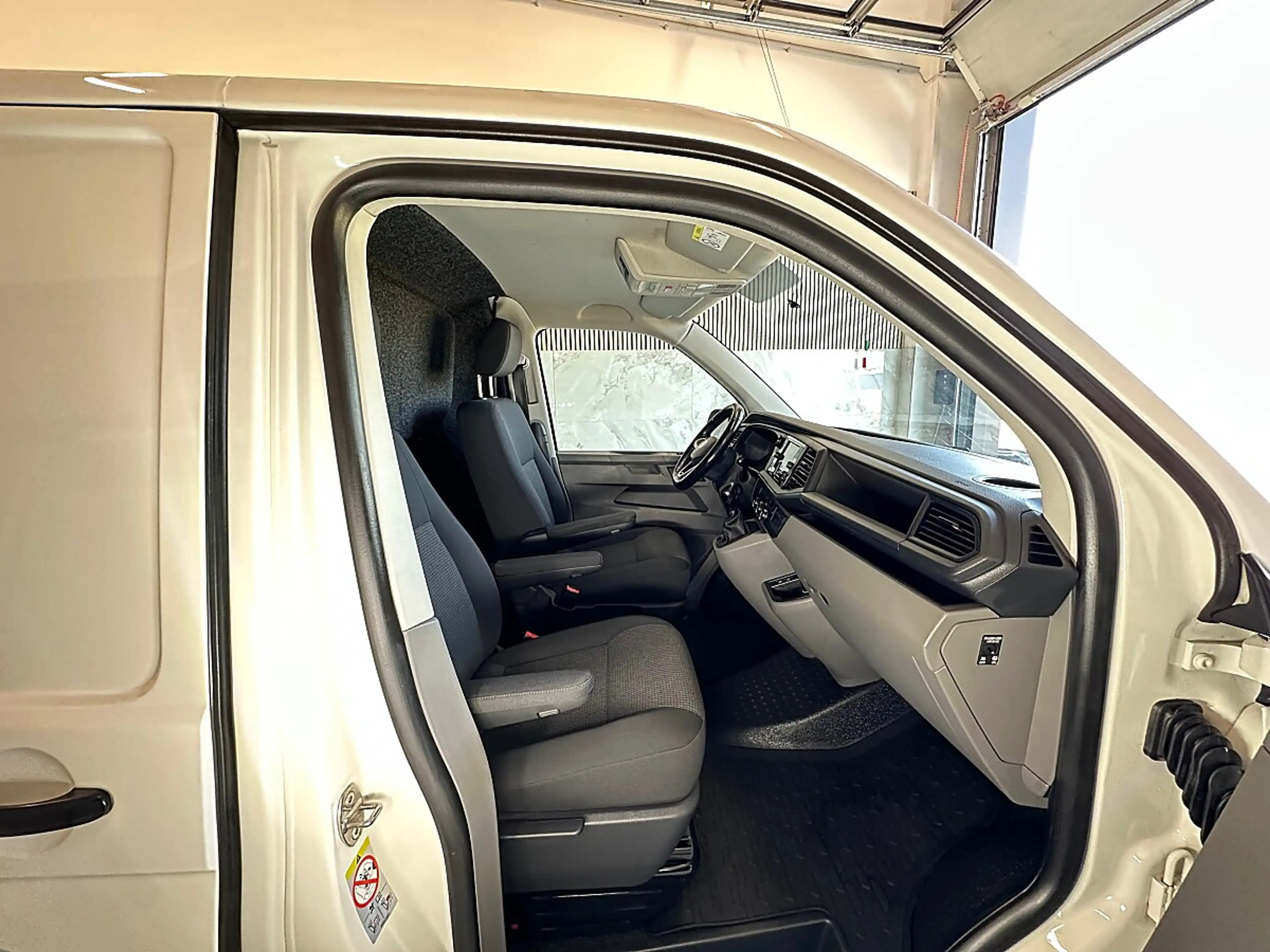 Volkswagen T6.1 Transporter LR 2,0 TDI BMT DSG — photo 7