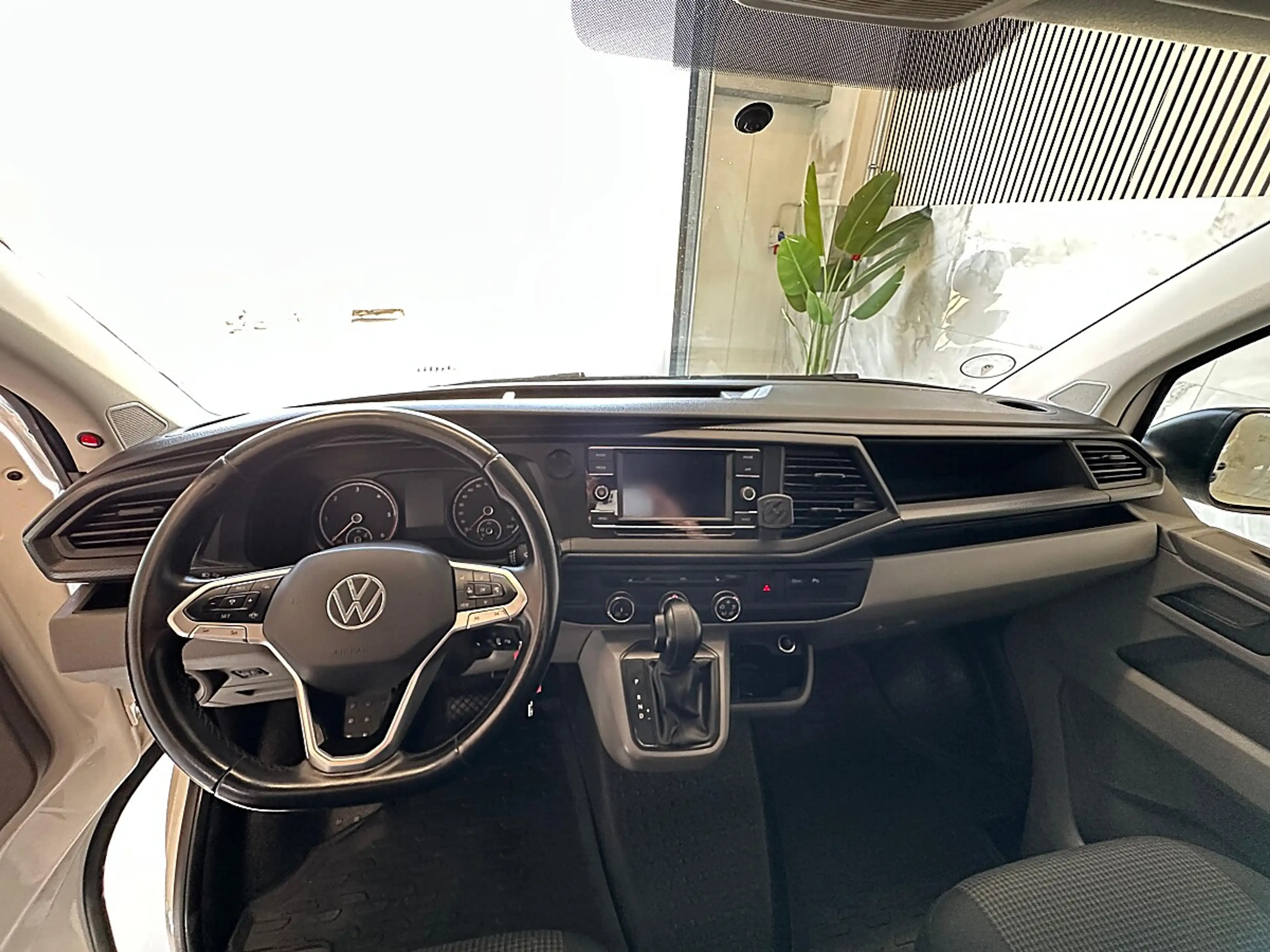 Volkswagen T6.1 Transporter LR 2,0 TDI BMT DSG — photo 8