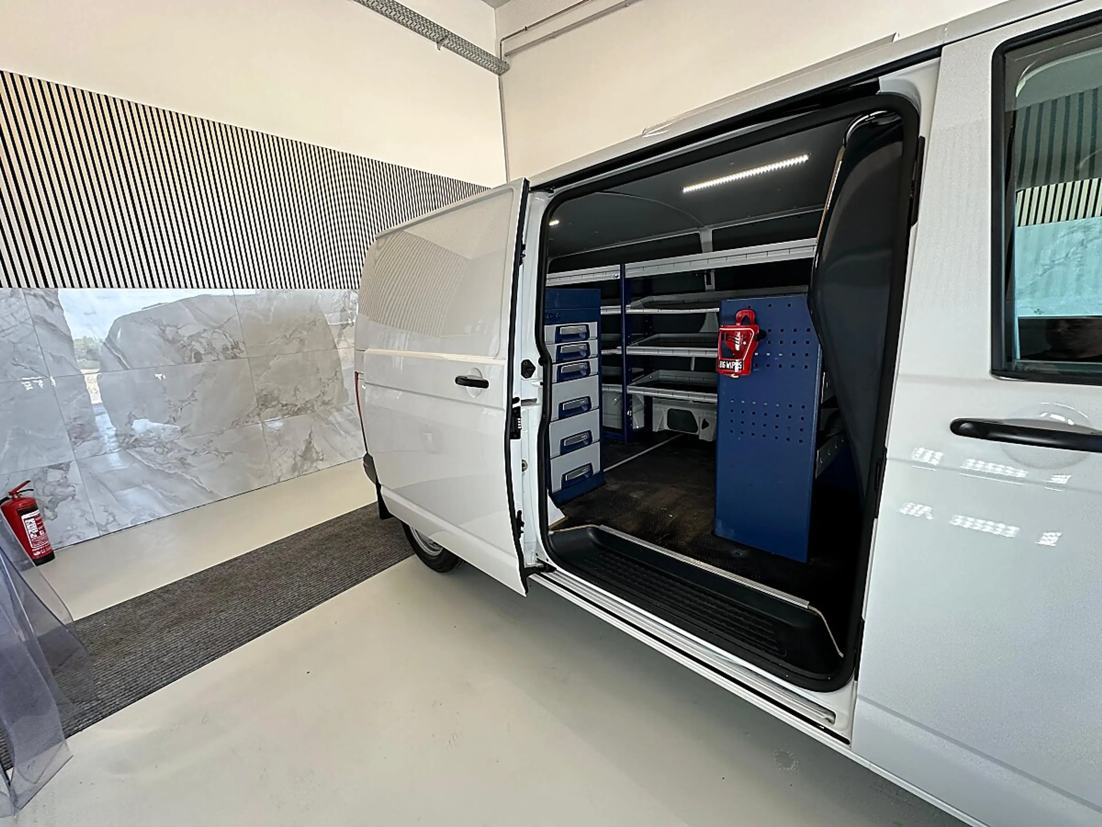 Volkswagen T6.1 Transporter LR 2,0 TDI BMT DSG — photo 12