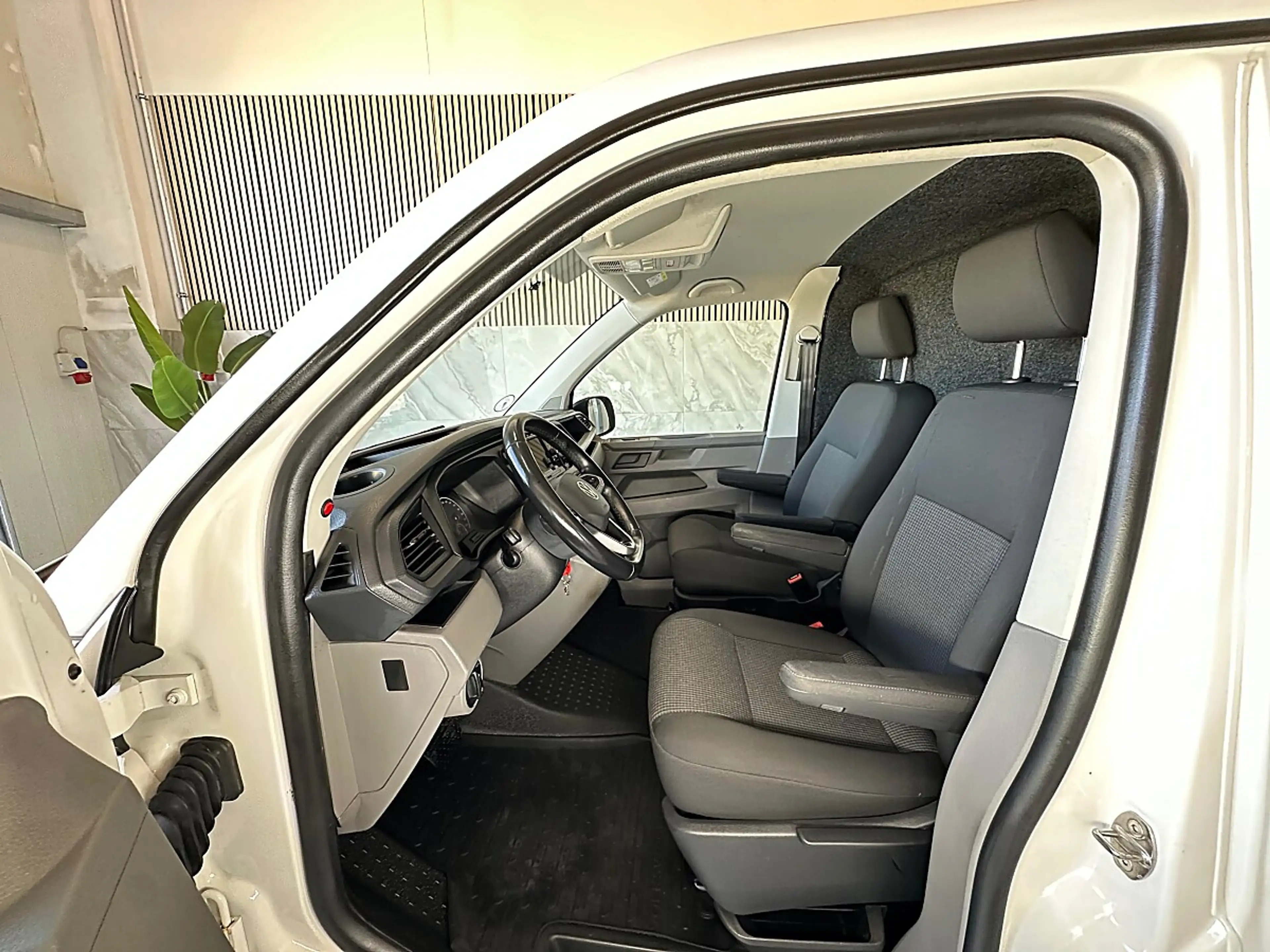 Volkswagen T6.1 Transporter LR 2,0 TDI BMT DSG — photo 11