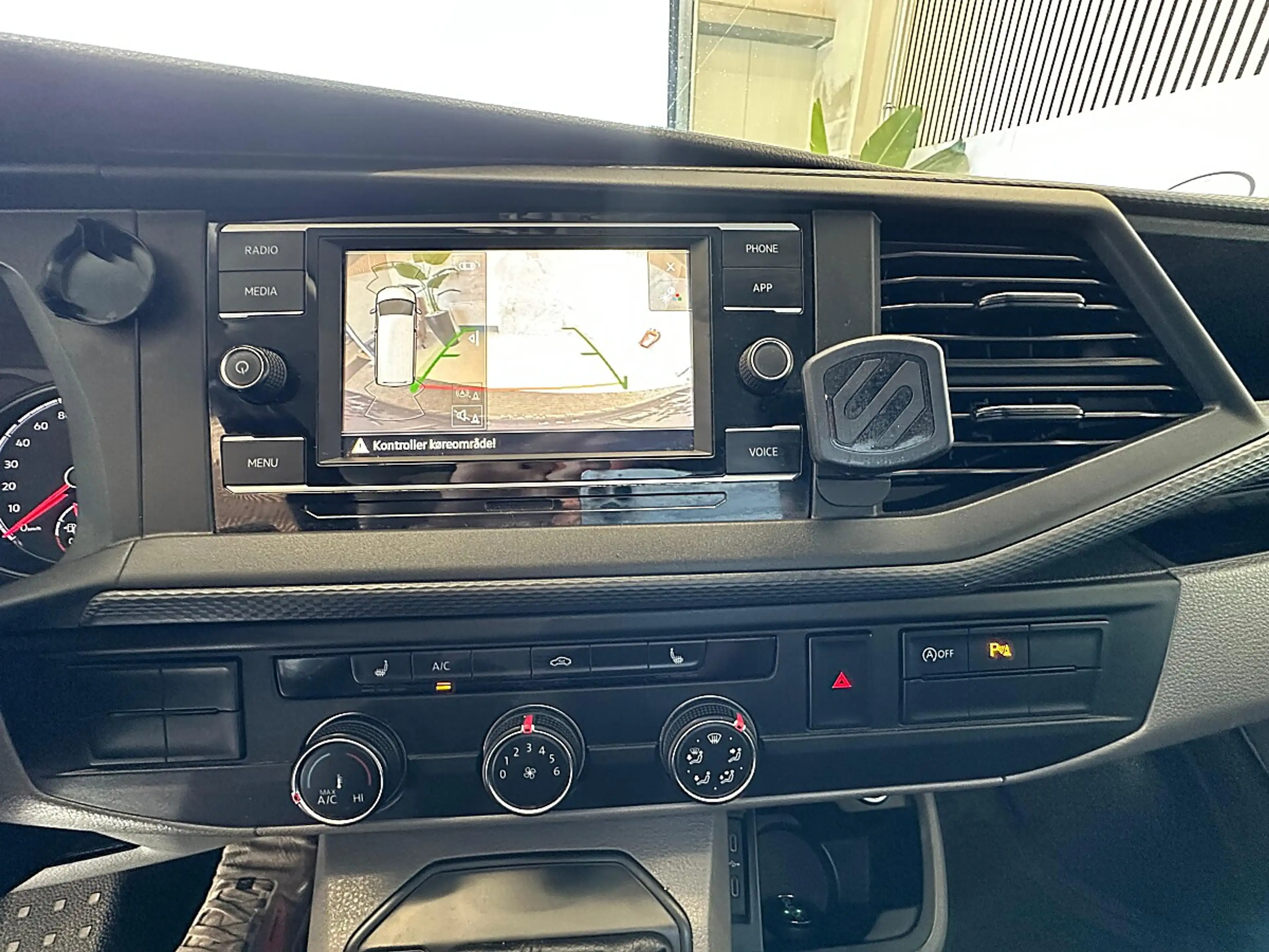 Volkswagen T6.1 Transporter LR 2,0 TDI BMT DSG — photo 10