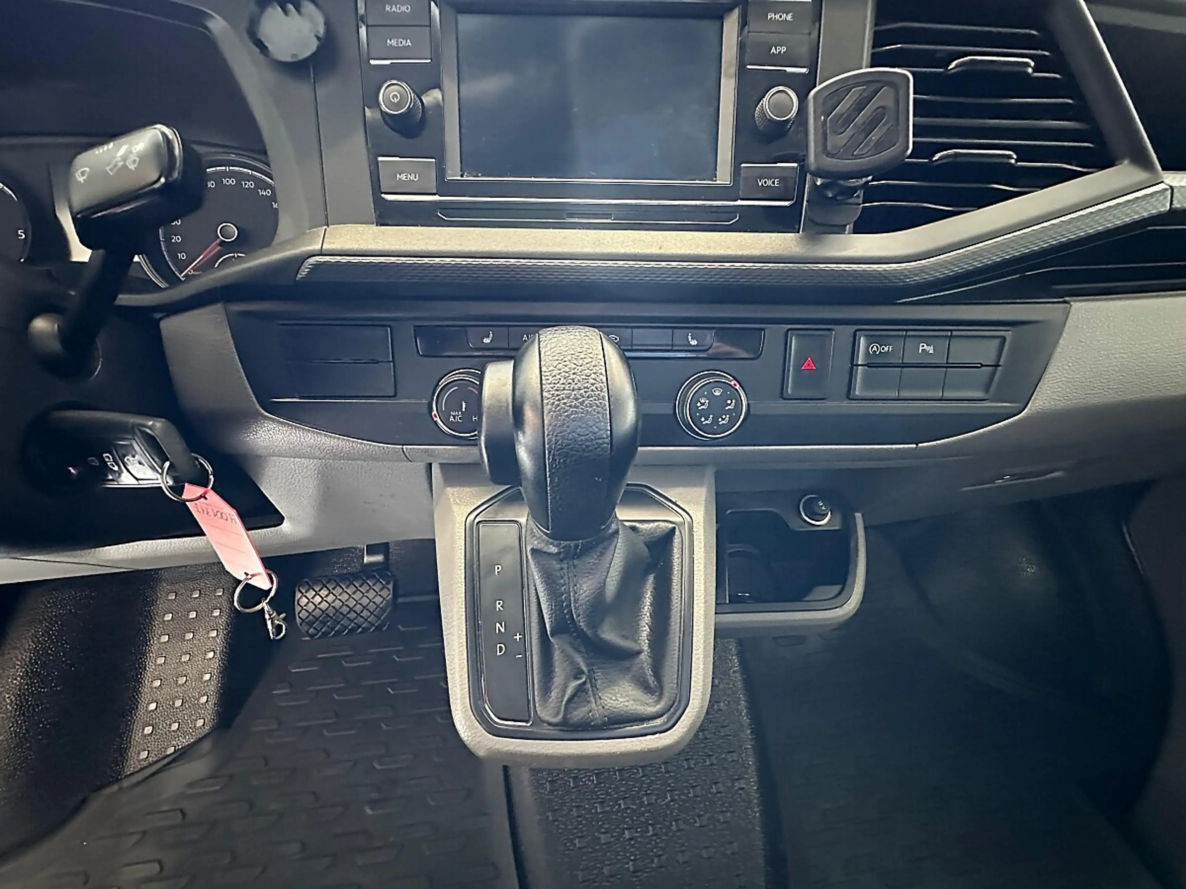 Volkswagen T6.1 Transporter LR 2,0 TDI BMT DSG — photo 9