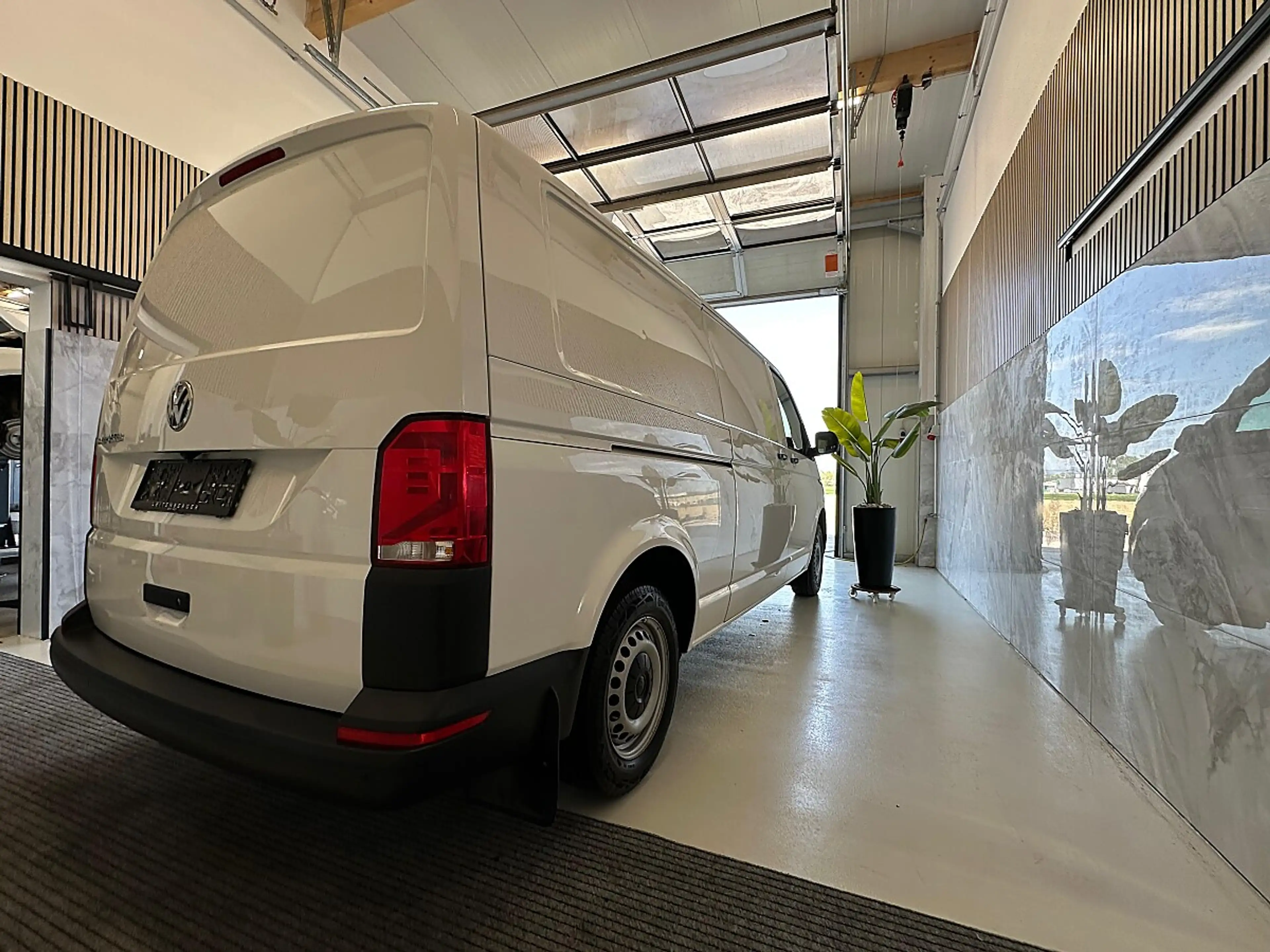 Volkswagen T6.1 Transporter LR 2,0 TDI BMT DSG — photo 5