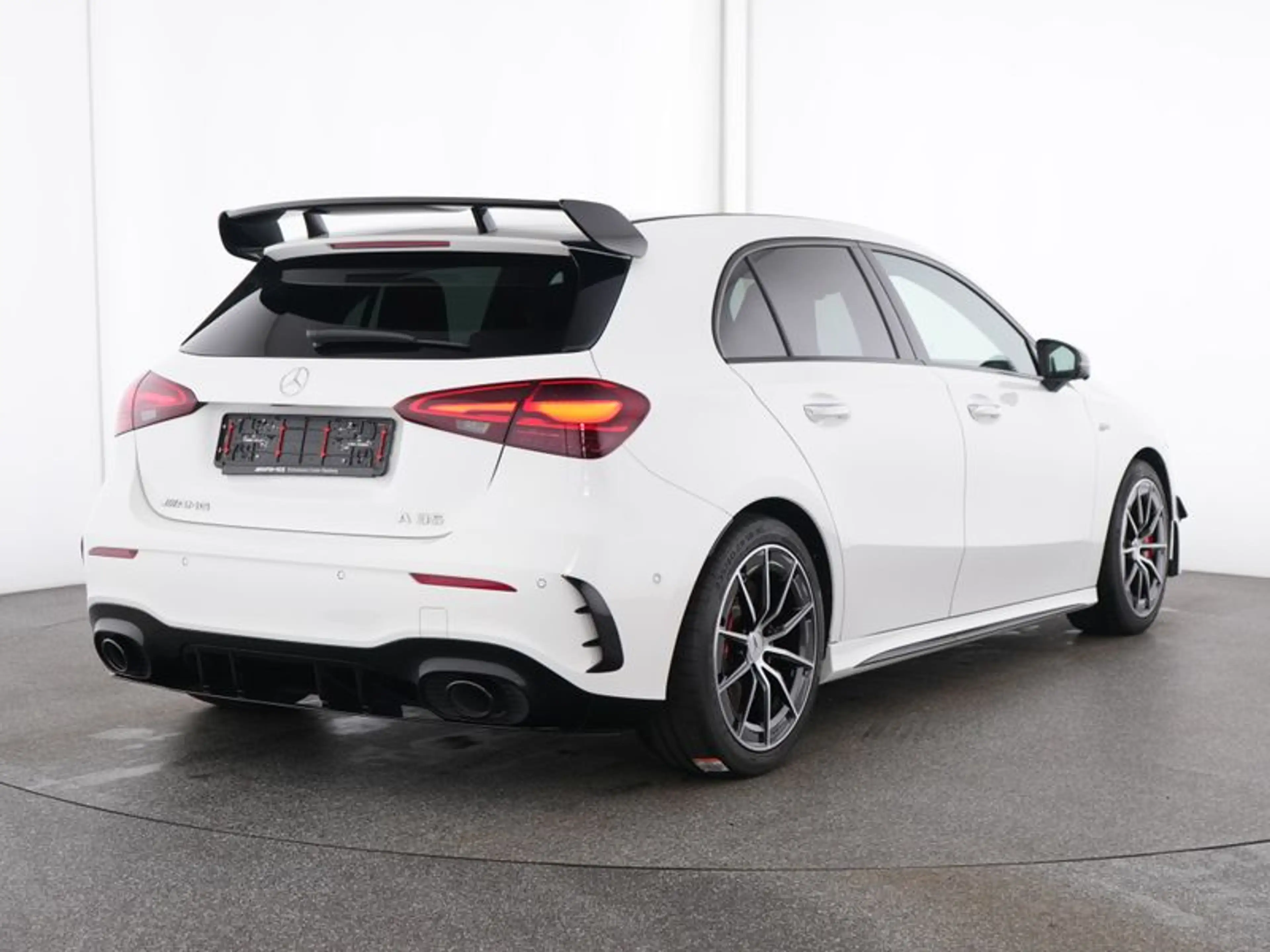 Mercedes-Benz A 35 AMG 4M AMG-Sport/Pano/Aero/MLB/Night/360/18 — photo 3